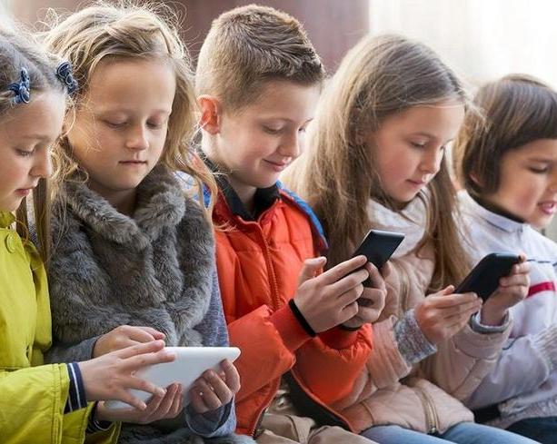 Телефоны больше нельзя. Школьникам запретили использование смартфонов на уроках