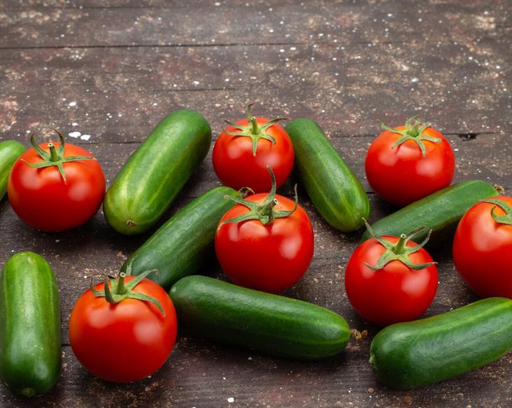 Почему нельзя класть помидоры с огурцами в один пакет и какие продукты нельзя хранить вместе